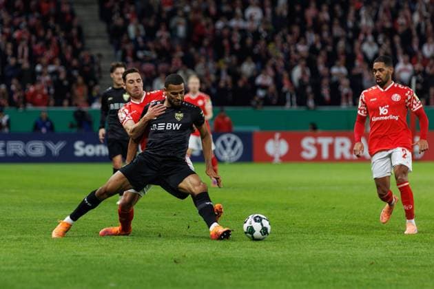 Dominik Kohr (FSV Mainz 05) im Zweikampf mit Josha Vagnoman (VFB Stuttgart), FSV Mainz 05 vs VFB Stuttgart, Fussball, DFB Pokal, 2. Runde, Saison 2025 2026, 29.10.2025 DFB regulations prohibit any use of photographs as image sequences and or quasi-video. FSV Mainz 05 vs VFB Stuttgart, Fussball, DFB Pokal, 2. Runde, Saison 2025 2026, 29.10.2025 Copyright: xEibner-Pressefoto AlexanderxNeisx EP_ANS