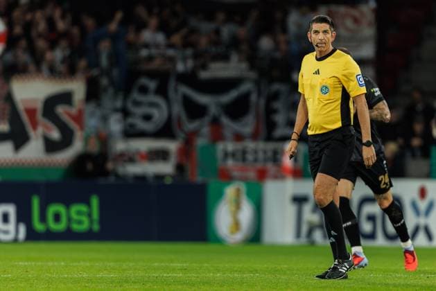 Schiedsrichter Deniz Aytekin (Oberasbach), FSV Mainz 05 vs VFB Stuttgart, Fussball, DFB Pokal, 2. Runde, Saison 2025 2026, 29.10.2025 DFB regulations prohibit any use of photographs as image sequences and or quasi-video. FSV Mainz 05 vs VFB Stuttgart, Fussball, DFB Pokal, 2. Runde, Saison 2025 2026, 29.10.2025 Copyright: xEibner-Pressefoto AlexanderxNeisx EP_ANS