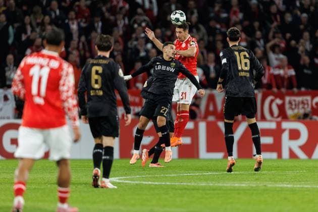 Dominik Kohr (FSV Mainz 05) im Kopfballduell mit Badredine Bouanani (VFB Stuttgart), FSV Mainz 05 vs VFB Stuttgart, Fussball, DFB Pokal, 2. Runde, Saison 2025 2026, 29.10.2025 DFB regulations prohibit any use of photographs as image sequences and or quasi-video. FSV Mainz 05 vs VFB Stuttgart, Fussball, DFB Pokal, 2. Runde, Saison 2025 2026, 29.10.2025 Copyright: xEibner-Pressefoto AlexanderxNeisx EP_ANS