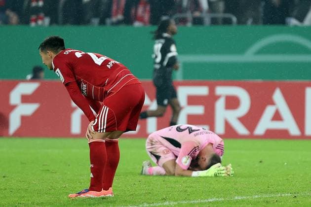 29.10.2025, xrekx, Fussball DFB Pokal 2.Runde, Fortuna Duesseldorf - SC Freiburg v.l. Torjubel nach dem Tor zum celebrating the goal celebrate 1:3 durch Derry Scherhant (SC Freiburg) Florian Kastenmeier (Fortuna Duesseldorf) Shinta Appelkamp (Fortuna Duesseldorf) enttaeuscht, enttäuscht, schaut enttaeuscht, traurig, frustriert, niedergeschlagen, disappointed, sad, frustrated (DFL DFB REGULATIONS PROHIBIT ANY USE OF PHOTOGRAPHS as IMAGE SEQUENCES and or QUASI-VIDEO) Duesseldorf