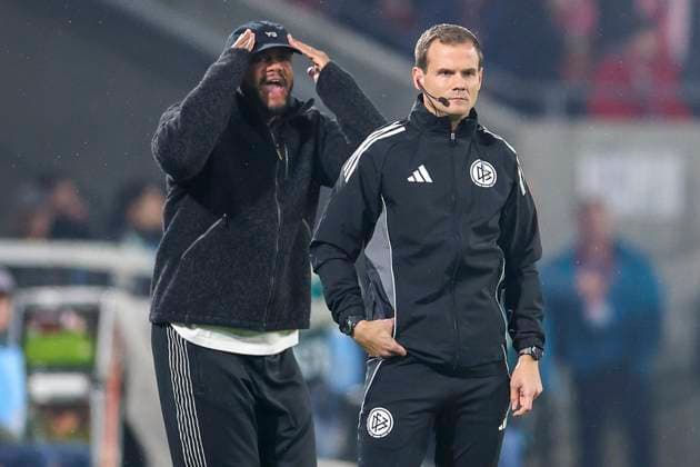 GER, DFB Pokal, 2.Runde, 1. FC Koeln vs. FC Bayern Muenchen 29.10.2025, Rheinenergiestadion, , Koeln, GER, DFB Pokal, 2.Runde, 1. FC Koeln vs. FC Bayern Muenchen, im Bild: Vincent Kompany Trainer Headcoach (Bayern Muenchen), regt sich heftig auf, Gestik, Mimik, Emotionen, unzufrieden enttaeuscht niedergeschlagen,
