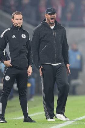 GER, DFB Pokal, 2.Runde, 1. FC Koeln vs. FC Bayern Muenchen 29.10.2025, Rheinenergiestadion, , Koeln, GER, DFB Pokal, 2.Runde, 1. FC Koeln vs. FC Bayern Muenchen, im Bild: Vincent Kompany Trainer Headcoach (Bayern Muenchen), regt sich heftig auf, Gestik, Mimik, Emotionen, unzufrieden enttaeuscht niedergeschlagen,