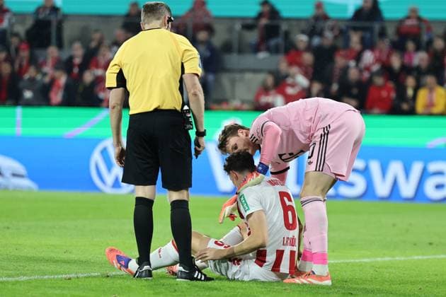 GER, DFB Pokal, 2.Runde, 1. FC Koeln vs. FC Bayern Muenchen 29.10.2025, Rheinenergiestadion, , Koeln, GER, DFB Pokal, 2.Runde, 1. FC Koeln vs. FC Bayern Muenchen, im Bild: Jonas Urbig Torwart (Bayern Muenchen 40), kuemmert sich um Eric Martel (FC Koeln 6), der verletzt am Boden liegt