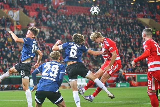 Berlin, Deutschland, 29.10.2025: Stadion Alte Försterei: DFB-Pokal 2025 2026: Union Berlin - Arminia Bielefeld: Maximilian Großer (19, Arminia Bielefeld), Tim Handwerker (29, Arminia Bielefeld), Mael Corboz (6, Arminia Bielefeld), Tom Rothe (15, Union Berlin) und Andrej Ilic (23, Union Berlin) Copyright: xdtsxNachrichtenagenturx dts_91148
