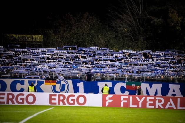 Fussball, Saison 2025 2026, DFB-Pokal, Vöhlinstadion Illertissen, 2. Runde, FV Illertissen - 1. FC Magdeburg, 29.10.2025 29.10.2025, Fussball, Saison 2025 2026, DFB-Pokal, Vöhlinstadion Illertissen, 2. Runde, FV Illertissen - 1. FC Magdeburg, Fans Fanblock Gästeblock Fans FC Magdeburg Foto: Lucca Fundel Illertissen Vöhlinstadion Bayern Deutschland