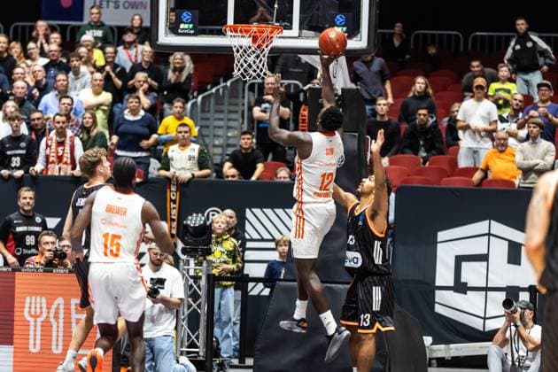 GER, BKT EuroCup, Saison 2025 2026, Niners Chemnitz - Ratiopharm Ulm. 29.10.2025, Messe, Chemnitz, GER, BKT EuroCup, Saison 2025 2026, Niners Chemnitz - Ratiopharm Ulm. Amadou Sow (Niners Chemnitz, 12), Mark Smith (Ratiopharm Ulm, 13) Foto Alexander Trienitz Chemnitz Messe Sachsen Deutschland