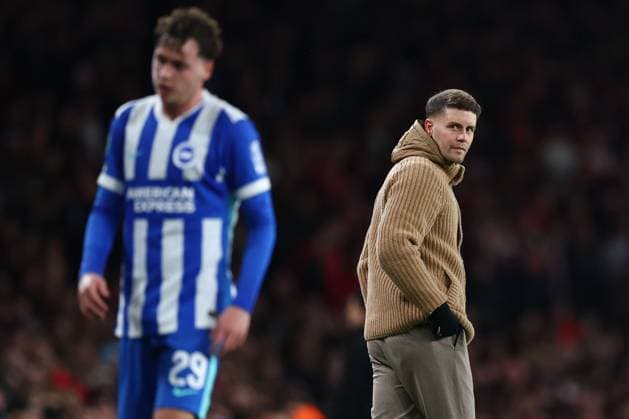 Fabian Hurzeler manager of Brighton & Hove Albion looks towards Maxim De Cuyper of Brighton & Hove Albion Arsenal v Brighton and Hove Albion, EFL Carabao Cup, Fourth Round, Football, Emirates Stadium, London, UK - 29 Oct 2025London Emirates Stadium United Kingdom EDITORIAL USE ONLY No use with unauthorised audio, video, data, fixture lists, club league logos or live services. Online in-match use limited to 120 images, no video emulation. No use in betting, games or single club league player publications. Copyright: xSimonxDael Shutterstockx 15627827cz