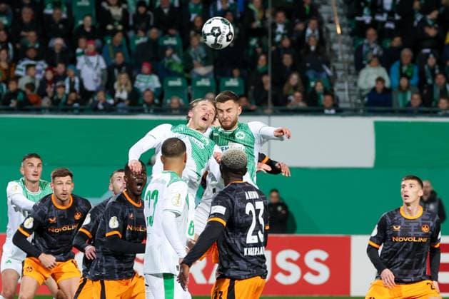 Mathias Olesen 8 (Spvgg Greuther Fuerth) und Felix Higl 18 (Spvgg Greuther Fuerth) versuchen beide, einen Kopfball aufs Lauterer Tor zu bringen, SpVgg Greuther Fuerth vs. 1. FC Kaiserslautern, Fussball, Maenner, DFL, DFB-Pokal, Saison 2025 2026, Sportpark Ronhof Thomas Sommer, Zweite Runde, 29.10.2025 Fuerth Bayern Deutschland