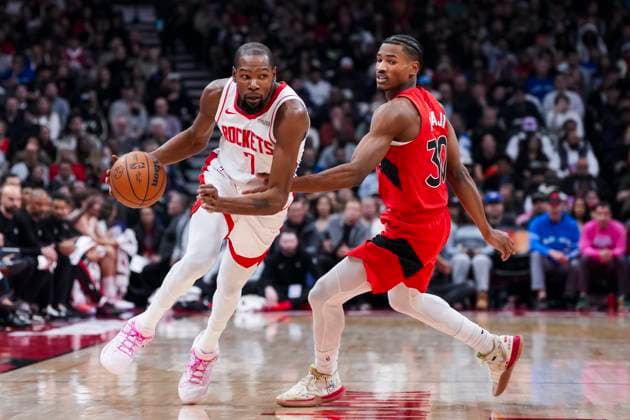 October 29, 2025, Toronto, On, Canada: Houston Rockets forward Kevin Durant (7) drives past Toronto Raptors guard Ochai Agbaji (30) during the first half of preseason NBA, Basketball Herren, USA basketball action in Toronto, Wednesday, Oct. 29, 2025. Ochai Agbaji, Kevin Durant - ZUMAc35_ 20251029_zaf_c35_114 Copyright: xThomasxSkrljx