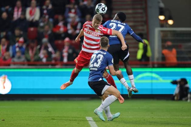 Union Berlin vs Arminia Bielefeld, 29.10.2025 BERLIN, GERMANY - OCTOBER 29: header, header duel between Dmytro Bogdanov (1. FC Union Berlin, 30) and Benjamin Boakye (Arminia Bielefeld, 27) , in the foreground Leon Schneider (Arminia Bielefeld, 23), during the DFB Cup DFB Pokal match (round 2) between Union Berlin vs Arminia Bielefeld at Stadion an der alten Försterei on October 29, 2025 in Berlin, Germany. DFL REGULATIONS PROHIBIT ANY USE OF PHOTOGRAPHS AS IMAGE SEQUENCES AND OR QUASI-VIDEO. Copyright: xBEAUTIFULxSPORTS Frankex