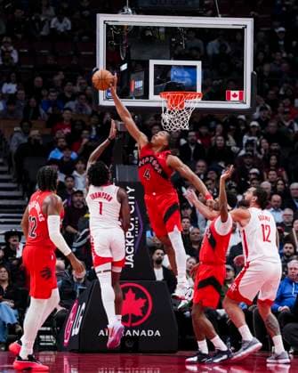 October 29, 2025, Toronto, On, Canada: Toronto Raptors forward Scottie Barnes (4) blocks Houston Rockets guard Amen Thompson (1) during the second half of preseason NBA, Basketball Herren, USA basketball action in Toronto, Wednesday, Oct. 29, 2025. Amen Thompson, Scottie Barnes - ZUMAc35_ 20251029_zaf_c35_172 Copyright: xThomasxSkrljx