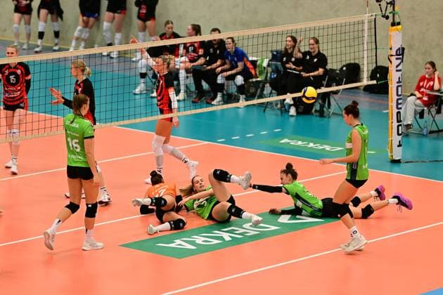 Volleyball I Frauen I Saison 2025-2026 I Bundesliga I 4. Spieltag I ETV Hamburger Volksbank Volleys - Ladies in Black Aachen I 29.10.2025 Schaut enttäuscht, betrübt, deprimiert, frustriert, geknickt, gekränkt, niedergeschlagen, unzufrieden, ernüchtert, schlecht gelaunt: Ladies in Black Aachen Frauen liegend auf dem Boden, geschlagen, Hamburg ETV Sporthalle Hoheluft Hamburg Deutschland Copyright: xLobeca FelixxSchlikisx