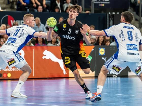 Miro Schluroff (Deutschland, 05) im Duell mit Yimir Oern Gislason (Island, 11) und Elvar Oern Joensson (Island, 09), Deutschland vs. Island, Handball, Laenderspiel, Herren, Spielzeit 2025 2026, 30.10.2025, Deutschland vs. Island, Handball, Laenderspiel, Herren, Spielzeit 2025 2026, 30.10.2025 Nürnberg Copyright: xEibner-Pressefoto MichaelxSchmidx EP_MST