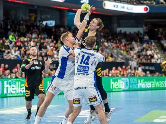 Juri Knorr (Deutschland, 15) im Duell mit Omar Ingi Magnusson (Island, 14), Deutschland vs. Island, Handball, Laenderspiel, Herren, Spielzeit 2025 2026, 30.10.2025, Deutschland vs. Island, Handball, Laenderspiel, Herren, Spielzeit 2025 2026, 30.10.2025 Nürnberg Copyright: xEibner-Pressefoto MichaelxSchmidx EP_MST