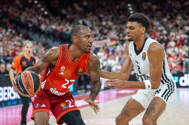 Isiaha Mike (FC Bayern Basketball, 22) mit Derrick Alston Jr. (Virtus Bologna, 21), GER, FC Bayern Basketball vs. Virtus Bologna, Basketball, Euroleague, 8. Spieltag, Saison 2025 2026, 30.10.2025, GER, FC Bayern Basketball vs. Virtus Bologna, Basketball, Euroleague, 8. Spieltag, Saison 2025 2026, 30.10.2025 Muenchen Copyright: xEibner-Pressefoto JennixMaulx EP_JML