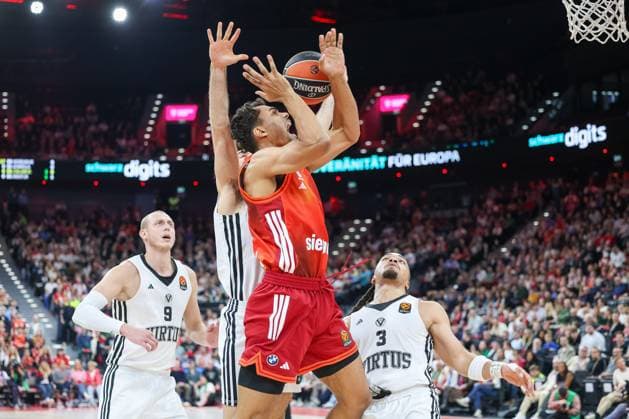 Oscar da Silva (FC Bayern Basketball, 01) mit Carsen Edwards (Virtus Bologna, 03) und Alen Smailagic (Virtus Bologna, 09), GER, FC Bayern Basketball vs. Virtus Bologna, Basketball, Euroleague, 8. Spieltag, Saison 2025 2026, 30.10.2025, GER, FC Bayern Basketball vs. Virtus Bologna, Basketball, Euroleague, 8. Spieltag, Saison 2025 2026, 30.10.2025 Muenchen Copyright: xEibner-Pressefoto JennixMaulx EP_JML