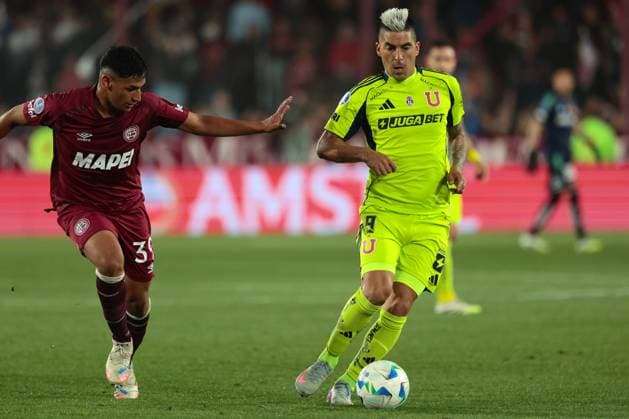 Futbol, Lanus vs Universidad de Chile. Copa Sudamericana 2025. El jugador de Universidad de Chile, Leandro Fernandez, controla el balon durante del partido de vuelta de la semifinal de Copa Sudamericana contra Lanus, disputado en el Estadio Ciudad de Lanus en Lanus, Argentina. 30 10 2025 Javier Vergara Photosport Football, Lanus vs Universidad de Chile. 2025 Copa Sudamericana Championship. Universidad de Chile™s player, Leandro Fernandez, controls the ball during a Copa Sudamericana Championship semifinal, second leg, match against Lanus, at the Estadio Ciudad de Lanus in Lanus, Argentina. 30 10 2025 Javier Vergara Photosport Lanus vs Universidad de Chile, Copa Sudamericana 2025