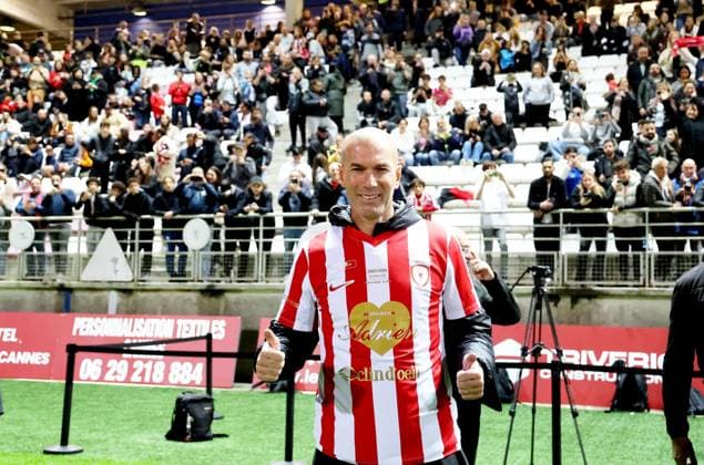 Zinedine Zidane durant la première édition du « match des légendes » opposant l équipe des Légendes, les anciens de Cannes, à l équipe des Etoiles avec pour capitaine Didier Deschamps, au stade Pierre de Coubertin à Cannes, le 30 octobre 2025. Les Légendes cannoises, coachées par Luis Fernandez et supportées par Zinedine Zidane qui portait les couleurs cannoises, mais qui n a pas joué, ont remporté le match 3 à 2. Tous les bénéfices de la soirée seront reversés aux associations les Etoiles de l Espoir, à l association Adrien et à l association Clin d Oeil, qui oeuvrent pour les plus démunis et la jeunesse. Dominique Jacovides Bruno Bebert Bestimage First edition of the ‘match of legends’ between the Legends team, former Cannes players, and the Stars team captained by D. Deschamps, at the Pierre-de-Coubertin stadium in Cannes on october 30th 2025 Cannes France Copyright: xDominiquexJacovidesx-xBrunoxBebertx xBestimagexDominiquexJacovidesx-xBrunoxBebertx xBestimagex