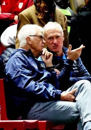 Aimé Jacquet et Didier Deschamps durant la première édition du « match des légendes » opposant l équipe des Légendes, les anciens de Cannes, à l équipe des Etoiles avec pour capitaine Didier Deschamps, au stade Pierre de Coubertin à Cannes, le 30 octobre 2025. Les Légendes cannoises, coachées par Luis Fernandez et supportées par Zinedine Zidane qui portait les couleurs cannoises, mais qui n a pas joué, ont remporté le match 3 à 2. Tous les bénéfices de la soirée seront reversés aux associations les Etoiles de l Espoir, à l association Adrien et à l association Clin d Oeil, qui oeuvrent pour les plus démunis et la jeunesse. Dominique Jacovides Bruno Bebert Bestimage First edition of the ‘match of legends’ between the Legends team, former Cannes players, and the Stars team captained by D. Deschamps, at the Pierre-de-Coubertin stadium in Cannes on october 30th 2025 Cannes France Copyright: xDominiquexJacovidesx-xBrunoxBebertx xBestimagexDominiquexJacovidesx-xBrunoxBebertx xBestimagex