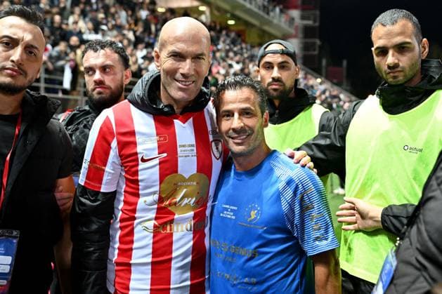 Zinedine Zidane et Ludovic Giuly durant la première édition du « match des légendes » opposant l équipe des Légendes, les anciens de Cannes, à l équipe des Etoiles avec pour capitaine Didier Deschamps, au stade Pierre de Coubertin à Cannes, le 30 octobre 2025. Les Légendes cannoises, coachées par Luis Fernandez et supportées par Zinedine Zidane qui portait les couleurs cannoises, mais qui n a pas joué, ont remporté le match 3 à 2. Tous les bénéfices de la soirée seront reversés aux associations les Etoiles de l Espoir, à l association Adrien et à l association Clin d Oeil, qui oeuvrent pour les plus démunis et la jeunesse. Bruno Bebert Dominique Jacovides Bestimage First edition of the ‘match of legends’ between the Legends team, former Cannes players, and the Stars team captained by D. Deschamps, at the Pierre-de-Coubertin stadium in Cannes on october 30th 2025 Cannes France Copyright: xDominiquexJacovidesx-xBrunoxBebertx xBestimagexDominiquexJacovidesx-xBrunoxBebertx xBestimagex