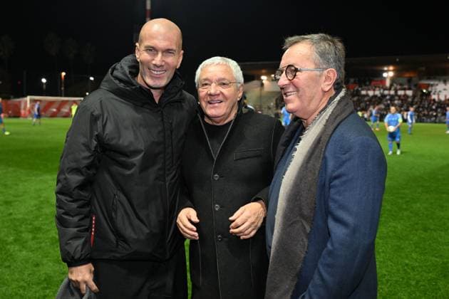 Zinedine Zidane, Mamo, le célèbre restaurateur antibois, et Alain Pedretti, l ancien président de l A.S. Cannes, durant la première édition du « match des légendes » opposant l équipe des Légendes, les anciens de Cannes, à l équipe des Etoiles avec pour capitaine Didier Deschamps, au stade Pierre de Coubertin à Cannes, le 30 octobre 2025. Les Légendes cannoises, coachées par Luis Fernandez et supportées par Zinedine Zidane qui portait les couleurs cannoises, mais qui n a pas joué, ont remporté le match 3 à 2. Tous les bénéfices de la soirée seront reversés aux associations les Etoiles de l Espoir, à l association Adrien et à l association Clin d Oeil, qui oeuvrent pour les plus démunis et la jeunesse. Bruno Bebert Dominique Jacovides Bestimage First edition of the ‘match of legends’ between the Legends team, former Cannes players, and the Stars team captained by D. Deschamps, at the Pierre-de-Coubertin stadium in Cannes on october 30th 2025 Cannes France Copyright: xDominiquexJacovidesx-xBrunoxBebertx xBestimagexDominiquexJacovidesx-xBrunoxBebertx xBestimagex