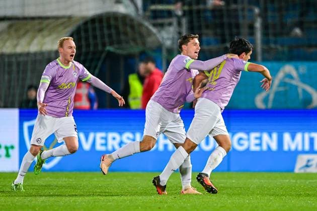 Wuerzburger Spieler mit Torjubel, Jubel, Torjubel, Torerfolg, celebrate the goal, goal, celebration, Jubel ueber das Tor zum 0:1 durch Eroll Zejnullahu (Wuerzburg, 10) (1.v.re.) , optimistisch, Action, Aktion, 31.10.2025, Unterhaching (Deutschland), Fussball, Regionalliga Bayern, SpVgg Unterhaching - FC Würzburger Kickers