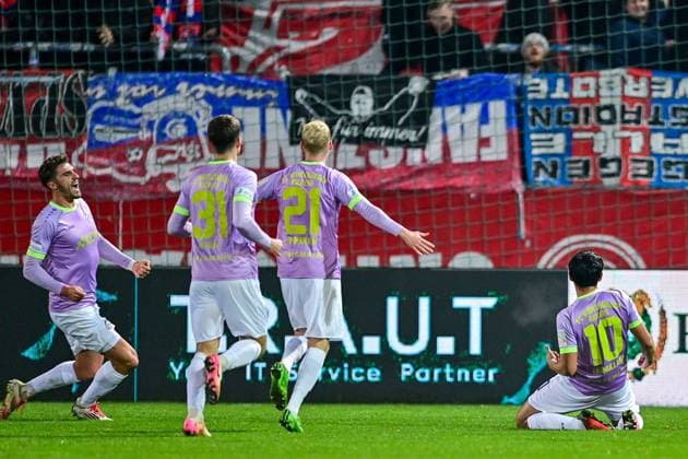 Wuerzburger Spieler mit Torjubel, Jubel, Torjubel, Torerfolg, celebrate the goal, goal, celebration, Jubel ueber das Tor zum 0:1 durch Eroll Zejnullahu (Wuerzburg, 10) (1.v.re.) , optimistisch, Action, Aktion, 31.10.2025, Unterhaching (Deutschland), Fussball, Regionalliga Bayern, SpVgg Unterhaching - FC Würzburger Kickers