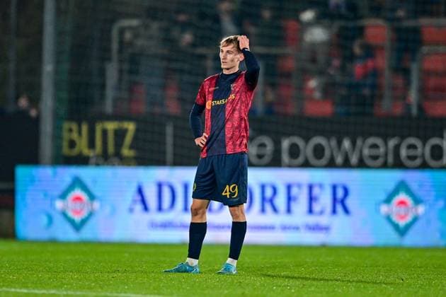 Nils Ortel (Unterhaching, 49) enttaeucht schauend, Enttaeuchung, Frustration, disappointed, pessimistisch, Freisteller, Einzelbild, Aktion, Action, 31.10.2025, Unterhaching (Deutschland), Fussball, Regionalliga Bayern, SpVgg Unterhaching - FC Würzburger Kickers