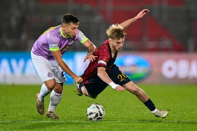v.li.: Dominik Meisel (Wuerzburg, 24) Andy Breuer (Unterhaching, 26) im Zweikampf, Duell, duel, tackle, Dynamik, Action, Aktion, 31.10.2025, Unterhaching (Deutschland), Fussball, Regionalliga Bayern, SpVgg Unterhaching - FC Würzburger Kickers