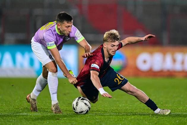 v.li.: Dominik Meisel (Wuerzburg, 24) Andy Breuer (Unterhaching, 26) im Zweikampf, Duell, duel, tackle, Dynamik, Action, Aktion, 31.10.2025, Unterhaching (Deutschland), Fussball, Regionalliga Bayern, SpVgg Unterhaching - FC Würzburger Kickers