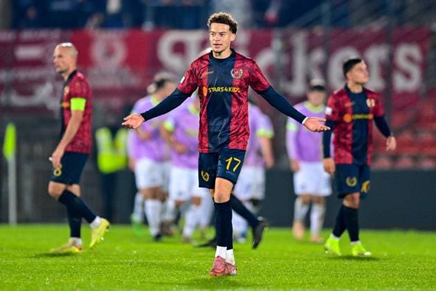 Unterhachinger Spieler (vorn Jorden Aigboje (Unterhaching, 17) ) nach dem Gegentor enttaeuscht schauend, Enttaeuschung, Frustration, disappointed, pessimistisch, im Hintergrund jubeln die Wuerzburger Spieler, 31.10.2025, Unterhaching (Deutschland), Fussball, Regionalliga Bayern, SpVgg Unterhaching - FC Würzburger Kickers