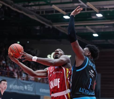 Im Bild: v.li. Johnathan Stove (Wuerzburg Baskets, 22) gegen Great Osobor (Science City Jena, 1) 31.10.2025, Basketball, Fitness First Wuerzburg Baskets vs. Science City Jena, easyCredit BBL, 6. Spieltag, Deutschland, Wuerzburg, tectake-Arena, Copyright: HMBxMedia xJulienxBecker