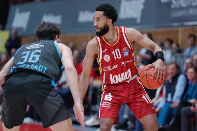 Im Bild: v.li. Kistofer Krause (Science City Jena, 36) gegen Davion Mintz (Wuerzburg Baskets, 10) 31.10.2025, Basketball, Fitness First Wuerzburg Baskets vs. Science City Jena, easyCredit BBL, 6. Spieltag, Deutschland, Wuerzburg, tectake-Arena, Copyright: HMBxMedia xJulienxBecker