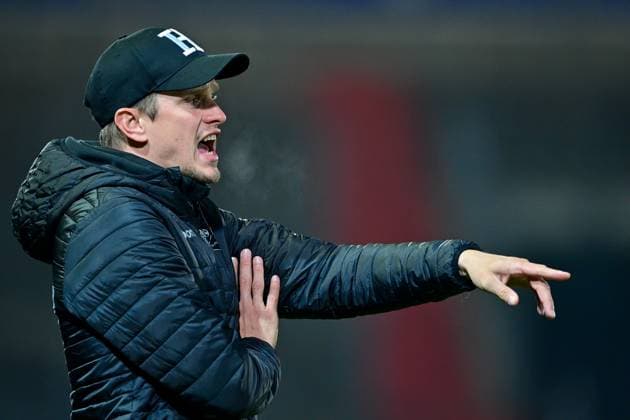 Trainer Sven Bender (Unterhaching) gibt Anweisungen, gestikuliert, mit den Armen gestikulieren, gives instructions, gesticulate, Einzelbild, Aktion, Action, 31.10.2025, Unterhaching (Deutschland), Fussball, Regionalliga Bayern, SpVgg Unterhaching - FC Würzburger Kickers