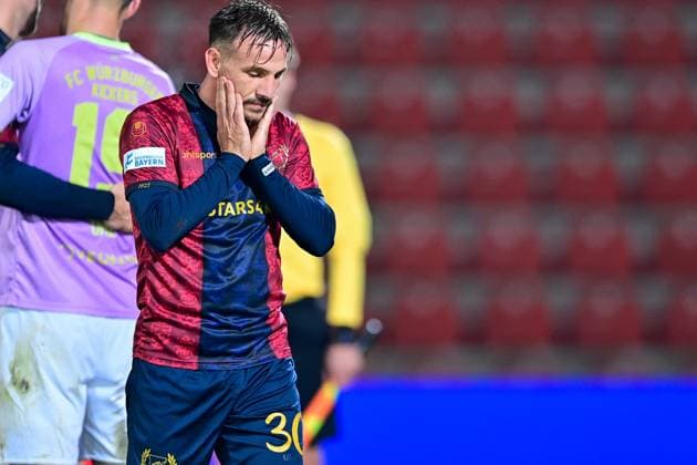 Simon Skarlatidis (Unterhaching, 30) nach Spielende enttaeuscht schauend, Enttaeuschung, Frustration, disappointed, pessimistisch, 31.10.2025, Unterhaching (Deutschland), Fussball, Regionalliga Bayern, SpVgg Unterhaching - FC Würzburger Kickers