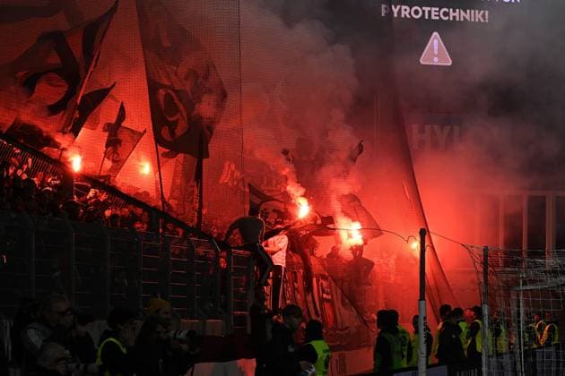 31.10.2025, xjrdrx, Fussball 2.Bundesliga, SV Elversberg - Hannover 96 v.l. Fans Ultras Zuschauer Hannover 96, Stimmung, Schals, Fahnen zuenden Pyrotechnik, Benglos, Rauch, Nebel, Feuerwerk (DFL DFB REGULATIONS PROHIBIT ANY USE OF PHOTOGRAPHS as IMAGE SEQUENCES and or QUASI-VIDEO) Elversberg