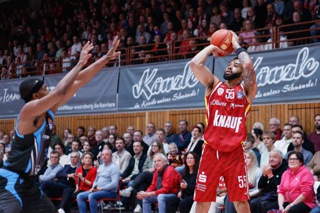 Im Bild: v.li. Chris Carter (Science City Jena, 5) gegen David Muenkat (Wuerzburg Baskets, 55) 31.10.2025, Basketball, Fitness First Wuerzburg Baskets vs. Science City Jena, easyCredit BBL, 6. Spieltag, Deutschland, Wuerzburg, tectake-Arena, Copyright: HMBxMedia xJulienxBecker