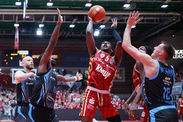 Im Bild: v.li. Robin Christen (Science City Jena, 8), Naz Bohannon (Science City Jena, 15), Marcus Carr(Wuerzburg Baskets, 5), Charles Thompson (Wuerzburg Baskets, 32) und Joe Wieskamp (Science City Jena, 10) 31.10.2025, Basketball, Fitness First Wuerzburg Baskets vs. Science City Jena, easyCredit BBL, 6. Spieltag, Deutschland, Wuerzburg, tectake-Arena, Copyright: HMBxMedia xJulienxBecker
