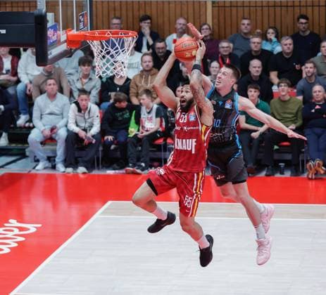 Im Bild: v.li. David Muenkat (Wuerzburg Baskets, 55) wird von Joe Wieskamp (Science City Jena, 10) geblockt 31.10.2025, Basketball, Fitness First Wuerzburg Baskets vs. Science City Jena, easyCredit BBL, 6. Spieltag, Deutschland, Wuerzburg, tectake-Arena, Copyright: HMBxMedia xJulienxBecker