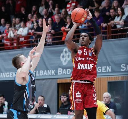 Im Bild: v.li. Lorenz Bank (Science City Jena, 25) gegen den Dreier zum Ausgleich und zur zweifachen Verlaengerung von Marcus Carr(Wuerzburg Baskets, 5) 31.10.2025, Basketball, Fitness First Wuerzburg Baskets vs. Science City Jena, easyCredit BBL, 6. Spieltag, Deutschland, Wuerzburg, tectake-Arena, Copyright: HMBxMedia xJulienxBecker
