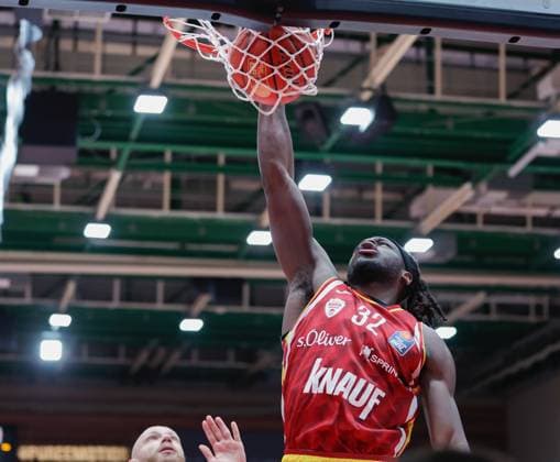 Im Bild: v.li. Robin Christen (Science City Jena, 8) gegen den Dunking von Charles Thompson (Wuerzburg Baskets, 32) 31.10.2025, Basketball, Fitness First Wuerzburg Baskets vs. Science City Jena, easyCredit BBL, 6. Spieltag, Deutschland, Wuerzburg, tectake-Arena, Copyright: HMBxMedia xJulienxBecker