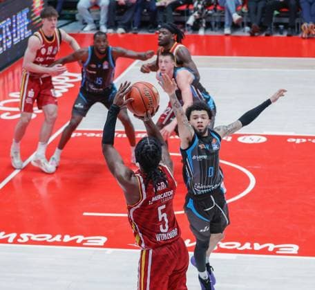 Im Bild: v.li. Marcus Carr(Wuerzburg Baskets, 5) mit dem Dreier gegen Tavian Dunn-Martin (Science City Jena, 0) 31.10.2025, Basketball, Fitness First Wuerzburg Baskets vs. Science City Jena, easyCredit BBL, 6. Spieltag, Deutschland, Wuerzburg, tectake-Arena, Copyright: HMBxMedia xJulienxBecker
