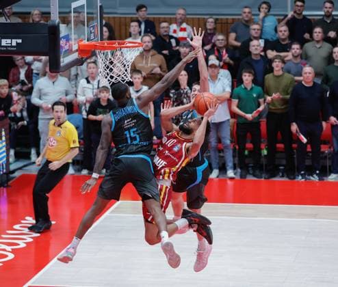 Im Bild: v.li. Naz Bohannon (Science City Jena, 15), Davion Mintz (Wuerzburg Baskets, 10) und Joe Wieskamp (Science City Jena, 10) 31.10.2025, Basketball, Fitness First Wuerzburg Baskets vs. Science City Jena, easyCredit BBL, 6. Spieltag, Deutschland, Wuerzburg, tectake-Arena, Copyright: HMBxMedia xJulienxBecker