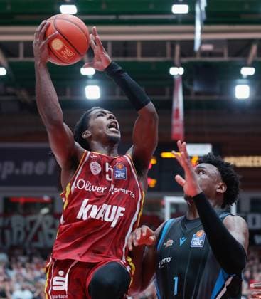 Im Bild: v.li. Marcus Carr(Wuerzburg Baskets, 5) gegen Great Osobor (Science City Jena, 1) 31.10.2025, Basketball, Fitness First Wuerzburg Baskets vs. Science City Jena, easyCredit BBL, 6. Spieltag, Deutschland, Wuerzburg, tectake-Arena, Copyright: HMBxMedia xJulienxBecker