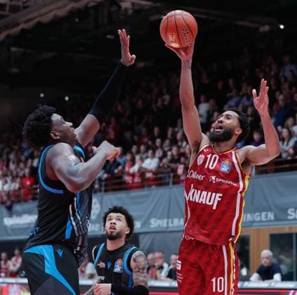 Im Bild: v.li. Great Osobor (Science City Jena, 1), Tavian Dunn-Martin (Science City Jena, 0) und Davion Mintz (Wuerzburg Baskets, 10) 31.10.2025, Basketball, Fitness First Wuerzburg Baskets vs. Science City Jena, easyCredit BBL, 6. Spieltag, Deutschland, Wuerzburg, tectake-Arena, Copyright: HMBxMedia xJulienxBecker