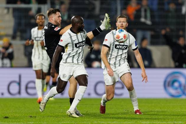 Benjamin Kaellmann (Hannover 96) im Zweikampf mit Amara Conde (SV 07 Elversberg) und Florian Le Joncour (SV 07 Elversberg) , SV Elversberg vs Hannover 96, Fussball, 2. Bundesliga, 11. Spieltag, Saison 2025 2026, 31.10.2025 DFB regulations prohibit any use of photographs as image sequences and or quasi-video. SV Elversberg vs Hannover 96, Fussball, 2. Bundesliga, 11. Spieltag, Saison 2025 2026, 31.10.2025 Copyright: xEibner-Pressefoto AlexanderxNeisx EP_ANS