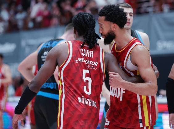 Im Bild: v.li. Marcus Carr(Wuerzburg Baskets, 5) und Davion Mintz (Wuerzburg Baskets, 10) besprechen sich 31.10.2025, Basketball, Fitness First Wuerzburg Baskets vs. Science City Jena, easyCredit BBL, 6. Spieltag, Deutschland, Wuerzburg, tectake-Arena, Copyright: HMBxMedia xJulienxBecker
