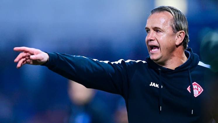 Trainer Marc Reitmaier (Wuerzburger Kickers) gibt Anweisungen, gestikuliert, mit den Armen gestikulieren, gives instructions, gesticulate, Einzelbild, Aktion, Action, 31.10.2025, Unterhaching (Deutschland), Fussball, Regionalliga Bayern, SpVgg Unterhaching - FC Würzburger Kickers