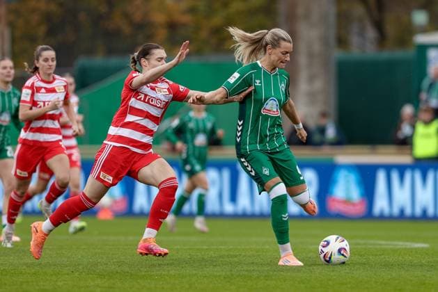 v.li.: Sophie Weidauer (1. FC Union Berlin, 9) und Medina Desic (SV Werder Bremen, 9) im Zweikampf, Duell, Dynamik, Aktion, Action, Spielszene, DIE DFB-RICHTLINIEN UNTERSAGEN JEGLICHE NUTZUNG VON FOTOS ALS SEQUENZBILDER UND ODER VIDEOÄHNLICHE FOTOSTRECKEN. DFB REGULATIONS PROHIBIT ANY USE OF PHOTOGRAPHS AS IMAGE SEQUENCES AND OR QUASI-VIDEO., 01.11.2025, Bremen (Deutschland), Fussball, Google Pixel Frauen-Bundesliga, SV Werder Bremen - 1. FC Union Berlin
