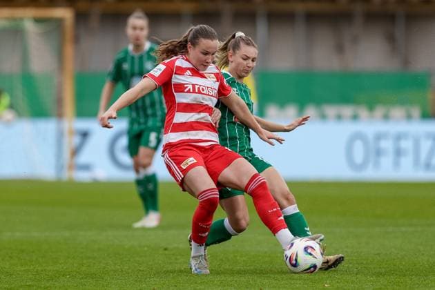 v.li.: Ida Heikkinen (1. FC Union Berlin, 25) und Michelle Weiß (SV Werder Bremen, 15) im Zweikampf, Duell, Dynamik, Aktion, Action, Spielszene, DIE DFB-RICHTLINIEN UNTERSAGEN JEGLICHE NUTZUNG VON FOTOS ALS SEQUENZBILDER UND ODER VIDEOÄHNLICHE FOTOSTRECKEN. DFB REGULATIONS PROHIBIT ANY USE OF PHOTOGRAPHS AS IMAGE SEQUENCES AND OR QUASI-VIDEO., 01.11.2025, Bremen (Deutschland), Fussball, Google Pixel Frauen-Bundesliga, SV Werder Bremen - 1. FC Union Berlin